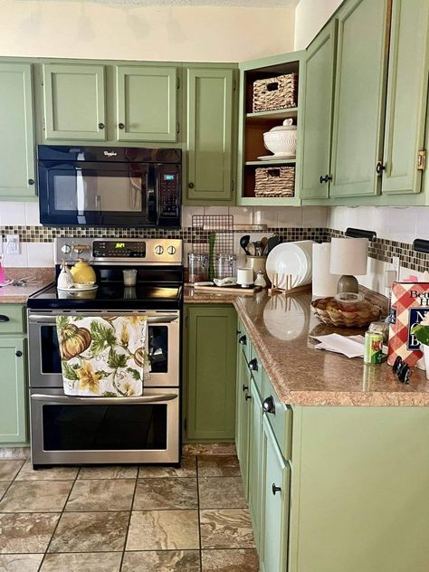 Avocado Green Kitchen, Beautiful House Images, Green Kitchen Decor, House Images, House Photos, Small Apartment Living, Cozy Kitchen, Beautiful House, Avocado Green