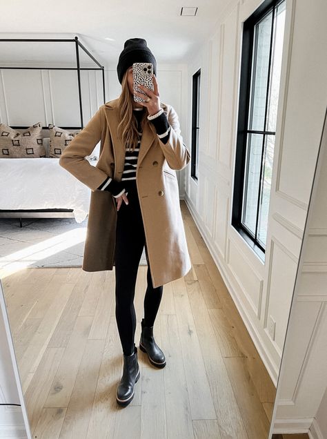 Black Booties Outfit, Striped Sweater Outfit, Coat Outfit Casual, Camel Coat Outfit, Leggings Outfit Fall, Mode Mantel, Booties Outfit, Cold Weather Outfit, Chic Winter Outfits