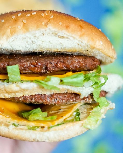 Vegan Big Mac, Mcdonalds Big Mac, Vegan Burger Patties, Veg Burger, Big Mac Sauce Recipe, Mac Sauce Recipe, Vegan Mcdonalds, Edgy Veg, Big Mac Sauce