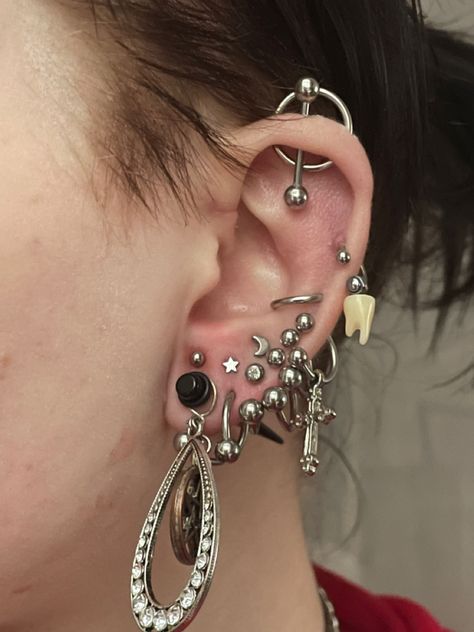 Multiple Conch Piercing, Spike Cartilage Piercing, Discreet Piercings, Cool Piercing Jewelry, Heavily Pierced Ears, Body Piercing Ideas, Unusual Piercings, Emo Piercings, Unique Piercings