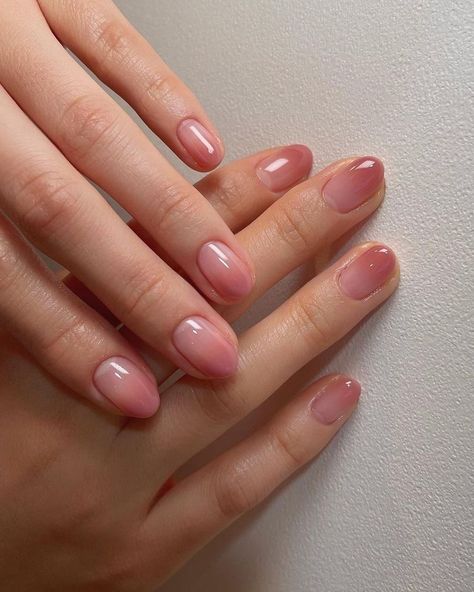 Natural Gradient Nails, Cute Natural Nails Designs, Minimalist Fall Nails Short, Pretty Gel Nails Short, Nails Degrade Colores, Nail Art Degrade, Short Manicure Ideas, Nail Ideas Natural Nails, Nails Degrade