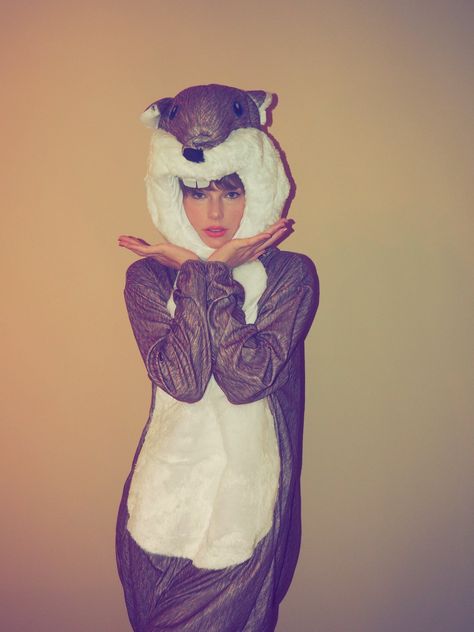 Taylor Swift on Twitter: "can’t talk right now, I’m doin hot squirrel shit 🐿 #halloween2021 #HalloweenTaylorsVersion… " Taylor Swift Halloween Costume, Squirrel Costume, Taylor Swift Costume, Taylor Swift Fotos, Taylor Swift Tour Outfits, Swift Tour, Estilo Taylor Swift, Swift Photo, Taylor Swift Funny