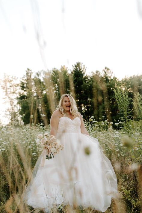 Wedding Day Poses Plus Size, Plus Size Brides Photography, Plus Size Bridal Photography Poses, Bridal Portraits Plus Size, Wedding Pictures Plus Size Bride, Plus Size Bridal Pictures, Plus Size Bridal Photography, Plus Size Bride Portraits, Plus Size Wedding Pictures Poses