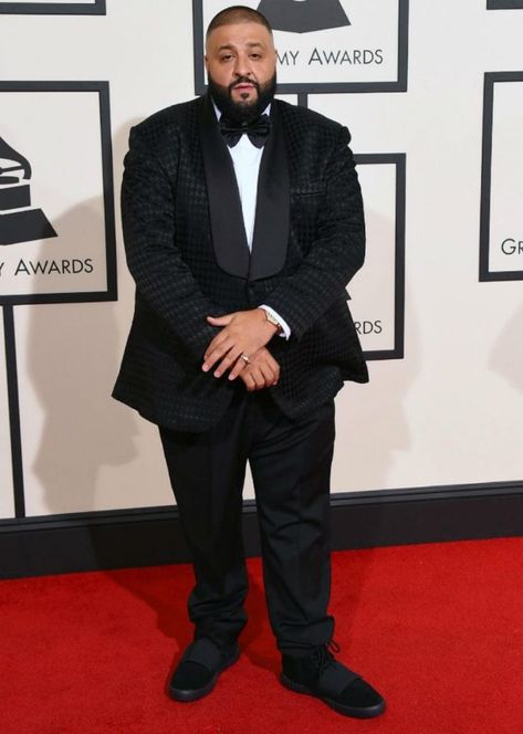 DJ Khaled Grammys How To Wear Yeezys, Dj Khaled Meme, Dj Khaled Funny, Black Yeezys, Outfits For Big Men, Dj Khalid, Grammy Awards Red Carpet, Suits And Sneakers, Sneakers Outfit Men