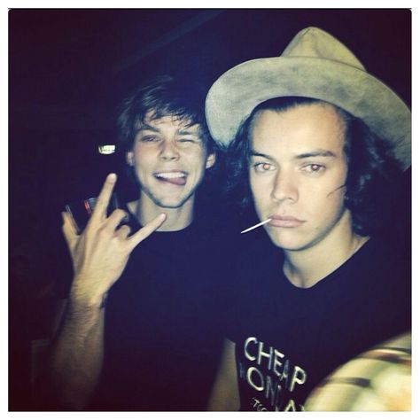 Harry Styles and Ashton Irwin as posted on Niall Horan's IG. Harry's pout. So cute. One Direction 2014, Haikou, Frat Boy, Ashton Irwin, Five Seconds Of Summer, Don Juan, Mr Style, 1d And 5sos