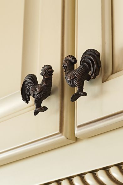 Rooster Kitchen Decor, Chicken Kitchen, Country Rooster, Rooster Kitchen, French Country Kitchens, Casa Country, Kitchen Pulls, Chicken Decor, Rooster Decor