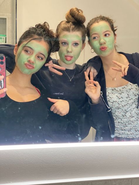 Face Mask Pictures With Friends, Face Mask Photos With Friends, Face Mask With Friends, 3 Person Selfie, Face Masks With Friends, To Do With Best Friend, Aesthetic Friendship Photos, Facemasks Aesthetic, Trio Friends Aesthetic