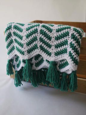 Granny Square Häkelanleitung, Christmas Crochet Blanket, Crochet Blanket Chevron, Chevron Blanket, Crochet Afghan Patterns Free, Crocheting Projects, Crochet Pillow Pattern, Blanket Ideas, Christmas Chevron