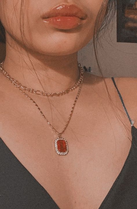 Aesthetic Red Jewelry, Red Dress And Jewelry, Gold Necklace Aesthetic Vintage, Cute Red Jewelry, Red Ruby Necklace Aesthetic, Red Vintage Necklace, Red Jewellery Aesthetic, Vintage Necklaces Aesthetic, Red Acssesories Aesthetic