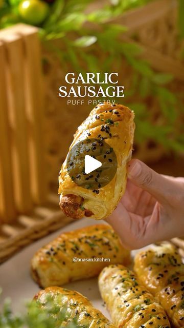 Sausage In Puff Pastry, Sausage Puff Pastry, Sausage Puffs, Butter Puff Pastry, Keju Cheddar, Sausage Roll, Party Appetizer, Puff Pastry Recipes, Sausage Rolls