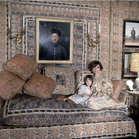 Lee Radziwill and her daughter Anna Christina, in the Turquerie room of their London house, interior designed by Renzo Mongiardino. Photographed by Cecil Beaton for Vogue in 1966. Princess Apartment, Nicky Haslam, Caroline Lee, London Drawing, Chic House, Lee Radziwill, London Townhouse, Timeless Interiors, Cecil Beaton