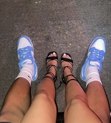 Couple Shoes Pictures, Couple Shoes Matching, Couples Shoes, Messages Instagram, Shoes Matching, Couple Goals Teenagers Pictures, Cute Date Ideas, Stars Design, Aesthetic Couple