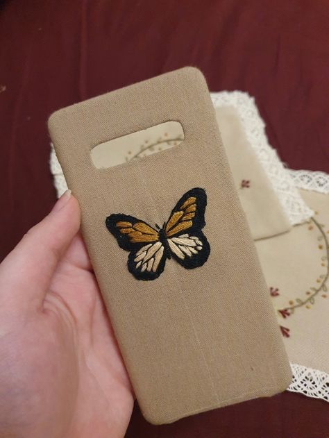 #phone#phone_case#butterfly#s10+ Embroidery Mobile Cover, Embroidery Phone Cover, Embroidery Phone Case, Embroidery Pouch, Embroidery Cases, Diy Phone Case Design, Iphone Bag, Aari Design, Embroidery Hoop Art Diy