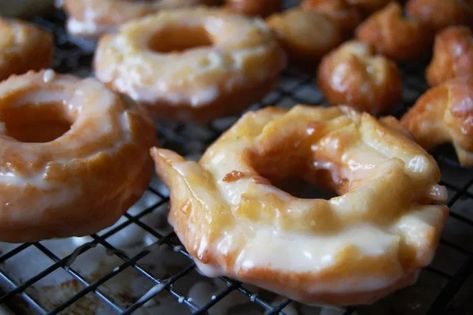 Cream Donut Recipe, Glazed Sour Cream Donuts, Sour Cream Donut, Old Fashioned Donut, Cake Donuts Recipe, Breakfast Donuts, Homemade Donuts Recipe, Birthday Dessert, Glazed Donuts