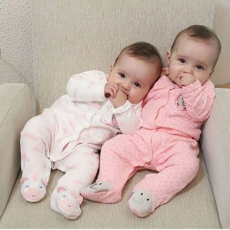 #munchkin #munchkin59s #adi #workingmomwho #twins #twinboys #identicaltwins #monoditwins #monodi #identicaltwinboys Twin Baby Photography, Twin Baby Photos, Bebe Video, Twin Baby Boys, Twin Baby Girls, Baby Rosa, Baby Tumblr