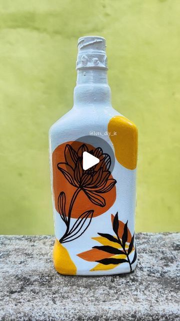 Paint On Plastic Bottles, Bottil Art Painting, White Bottle Painting, Glass Bottles Art Paint Easy, Glass Painting With Acrylic Paint, Glass Bottle Art Ideas Creative, Bottle Art Ideas Paint, Cute Bottle Painting, Bottle Painting Ideas Acrylics