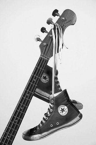 Rock e Converse, a melhor combinação! Arte Jazz, All Stars Converse, Music Aesthetic, Music Wallpaper, Music Love, Classic Rock, Converse All Star, Shoes And Accessories, Music Stuff