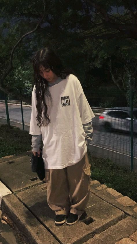 Extra Baggy Clothes, Baggy Outfit Ideas Summer, Baggy Clothes Outfit Women, Baggy Aesthetic Outfits, Baggy Streetwear Women, Baggy Outfit Ideas, Estilo Cholo, Cool Outfit Ideas, Tomboy Look