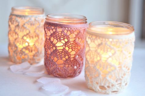 lanterne extérieur en bocal habillé de dentelle au crochet pour garden-party Decorating Candles Ideas, Candle Decorations Diy, Fall Lantern Decor, Lace Jars, Lace Vase, Crochet Jar Covers, Lace Mason Jars, Fall Lanterns, Quart Size Mason Jars