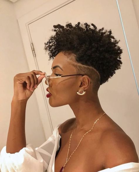 Afro Hair Inspiration, Tapered Natural Hair Cut, Styles For Curly Hair, Natural Hair Haircuts, Short Hair Designs, Short Natural Curly Hair, Short Shaved Hairstyles, Shaved Hair Designs, Shaved Side Hairstyles