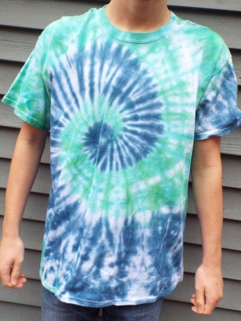 Cute Tie Dye Shirts, Outfit With Tie, Hippie Tshirt, Diy Tie Dye Techniques, Tie Dye Crafts, Tie Dye Hippie, Creative Clothes, Hippie T Shirts, Tie Dye Fashion