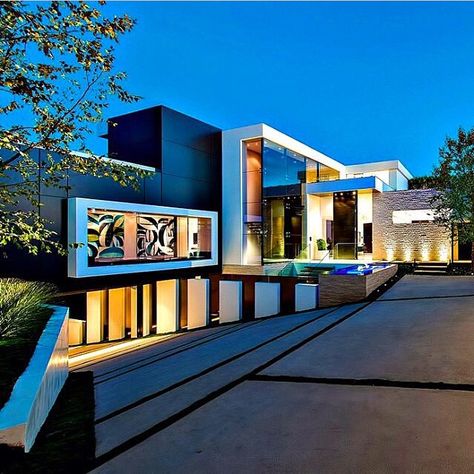 Incredible underground garage . Modern Driveway, Underground Garage, Mansion Exterior, A Modern House, Beverly Hills Houses, Exterior Modern, Modern Mansion, Mansions Luxury, Design Exterior