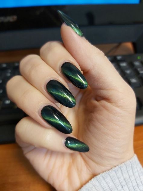 Cat Eye Nails Green Black, Dark Green Holographic Nails, Dark Emerald Green Nails Almond, Black Green Chrome Nails, Black Nails With Green Chrome, Dark Green Cateye Nails, Black And Green Chrome Nails, Emerald Chrome Nails, Dark Green Cat Eye Nails