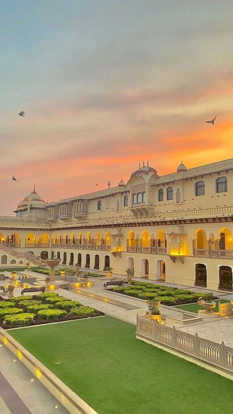 Palace In Rajasthan, Indian Mahal Aesthetic, Udaipur Wedding Aesthetic, Jaipur Wedding Aesthetic, Rajasthan Aesthetic Pictures, Travel Aesthetic Indian, Sunset Indian Wedding, Indian Architecture Aesthetic, Indian House Aesthetic