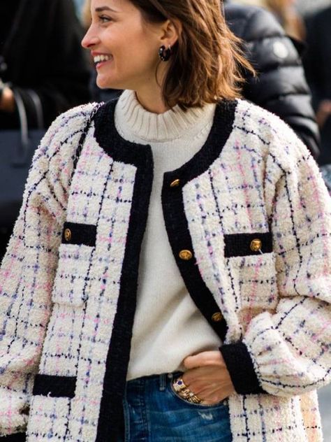 How to wear a Chanel style jacket - Yourstyleover40 EN Chanel Jacket Outfit, Tweed Outfits, Tweed Jacket Outfit, Parisian Wardrobe, Chic Capsule Wardrobe, What To Wear In Paris, Chanel Style Jacket, Tweed Cardigan, Chanel Tweed Jacket