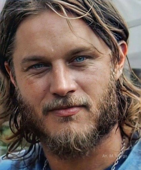 Beard Vs No Beard, Travis Vikings, Vikings Travis Fimmel, Friends Scenes, Viking Men, Travis Fimmel, Ragnar Lothbrok, Hollywood Legends, Famous Men