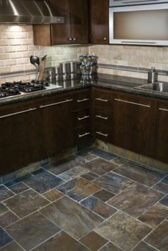 light backsplash with slate floors Kitchen . Slate Floor Kitchen, Modern Kitchen Flooring, Slate Kitchen, Slate Tile Floor, Kitchen Floor Tiles Ideas, Black Floor Tiles, Slate Flooring, Kitchen Gallery, Kitchen Floor Tile