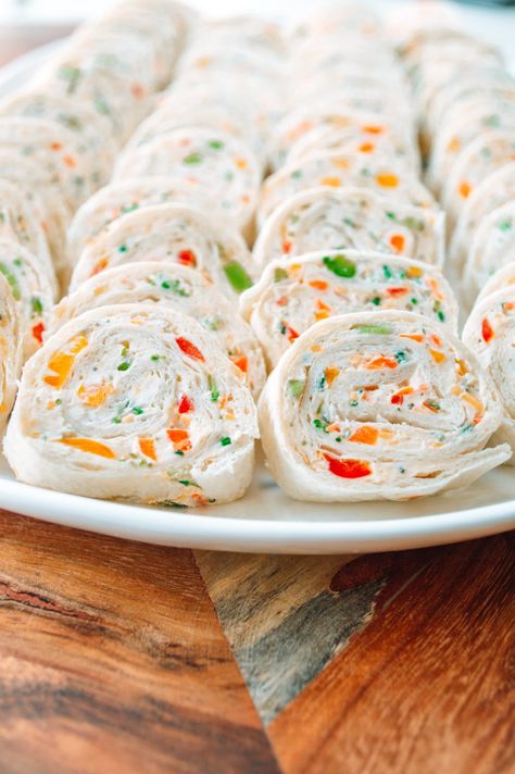 Best Cold Appetizers, Sandwich On A Stick, Easy Cold Appetizers, Veggie Pinwheels, Tortilla Pinwheels Recipe, Cold Party Appetizers, Pinwheel Sandwiches, Pinwheels Recipe, Tortilla Pinwheels