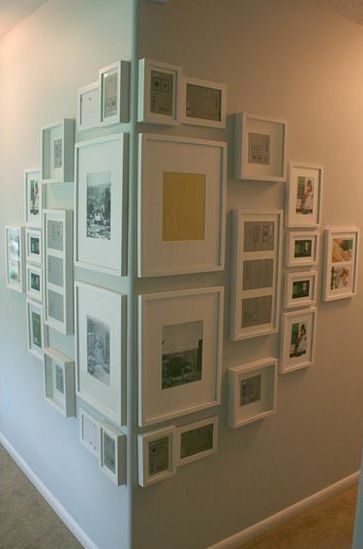 Contemporary Picture Wall Ideas, Photo Organization Ideas Wall, Modern Staging Interior Design, Small Entryway Gallery Wall, Temporary Lighting Ideas, Unique Hallway Ideas, Koti Diy, Unique Wall Decor, Frame Decor