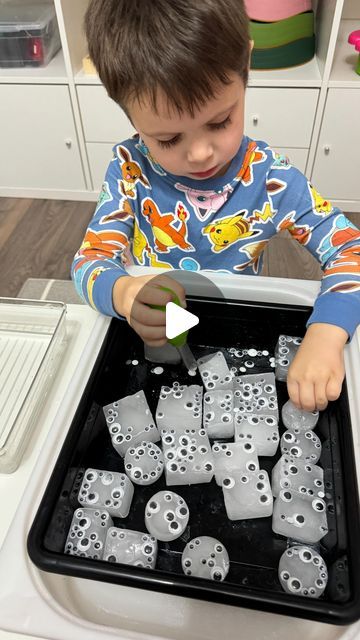 Desiree Blanchard, M.H.K | Baby & Toddler Play on Instagram: "😈👀😈MONSTER ICE activity! It’s such a fun one and so easy to set up! 🫶🏻

➡️Follow @lovebloomlearn for more easy play ideas! 🧚‍♀️

To recreate this activity, add water to an ice cube tray with food colouring (or paint) and add some googly eyes. We used different sizes to look like monsters. Let it freeze overnight, and get ready to play! Use warm water with droppers or spray bottles, and have your little one rescue the eyes. 

👶🏼👶🏽👶🏾Activity is recommended for toddlers +. An adult should supervise all activities. 

✨🌈For more easy play ideas, check out my “Baby and Toddler Caregiver Play & Milestone guides.” It’s loaded with tips, milestones & play ideas! 🔗Link in bio. 

•
•
•

#messyplay #messyplaytime #messyplayide Halloween Water Table Ideas, Disney Messy Play, Transferring Activities For Toddlers, Toddler Food Activities, Food Activities For Toddlers, Messy Play Ideas, Messy Play Activities, Food Activities, Sensory Table