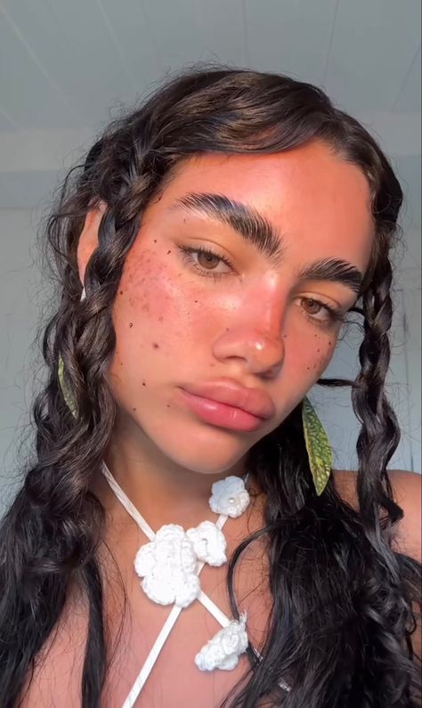 Freckles makeup look Freckles With Eyeshadow, Freckled Make Up Look, Makeup Faux Freckles, Full Body Freckles, Tattoed Freckles Face, Freckles Makeup, Makeup Inspo, Eye Makeup, Makeup Looks