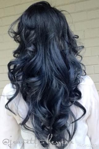 We fell in love with this "blue steel" finish by Jeanette Herrera (@jeanette.Herrera) of Hugo Salon in Kensigton, MD and asked for the formula. Here she shares on her client with hair previously lifted from a natural level 5 to an ombré with level 8 ends: Navy Blue Hair, Navy Hair, Blue Black Hair, Ombré Hair, Penteado Cabelo Curto, Blue Steel, Cool Hair Color, Grunge Hair, Hair Dos