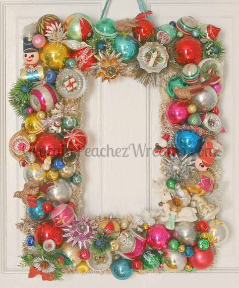 39 Christmas ornament wreaths sparkling with ideas to make your own Vintage Ornament Wreath, Retro Christmas Decorations, Vintage Christmas Crafts, Retro Renovation, Christmas Ornament Wreath, Vintage Diy, Noel Christmas, Vintage Christmas Ornaments, Vintage Christmas Decorations