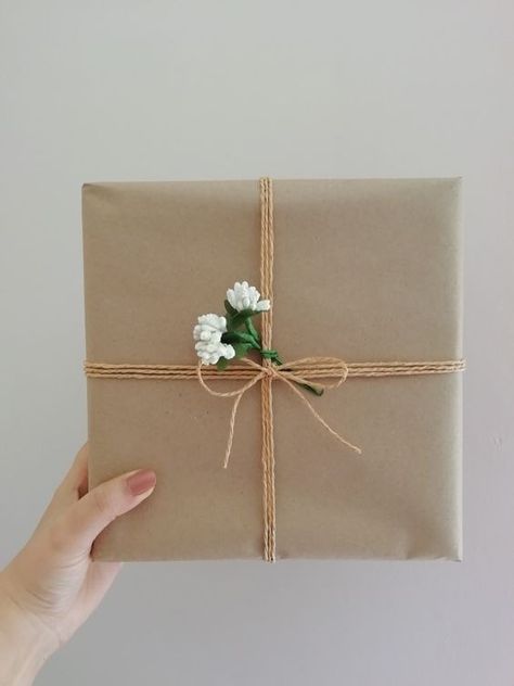 Facebook Dress Gift Packing Ideas, How To Pack A Gift, Box Packing Ideas, Box Present Ideas, Gifts Packing Ideas, Packing Ideas Gift, Giftwrap Ideas, Gift Packing Ideas, Gifts Packing