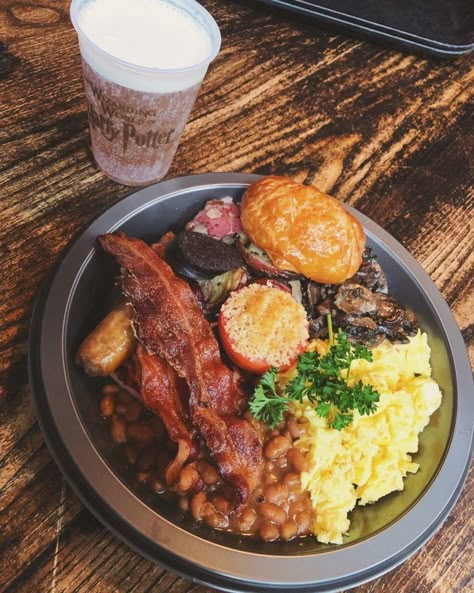 Breakfast at Three Broomsticks - Wizarding World of Harry Potter Universal Studios Hollywood Fantasy Breakfast Food, Harry Potter World Food, Hogwarts Feast Food, Harry Potter Breakfast Ideas, Hogwarts Breakfast, Medieval Breakfast, Harry Potter Breakfast, Hogwarts Food, Universal Studios Food