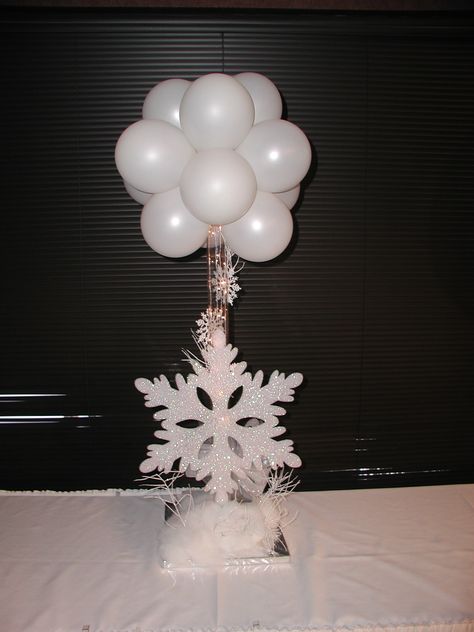 Snowflake balloon topiary, beautiful!                                                                                                                                                                                 More Winter Wonderland Balloon Centerpieces, Balloon Topiary Centerpieces, Winter Onederland First Birthday Decorations, Snowflake Balloon Arch, Snowflake Baby Shower Centerpieces, Winter Onederland Balloon Arch, White Decorations Party, Winter Onederland Centerpieces, Balloon Topiary