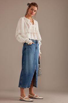 Midi Denim Skirt Outfit Street Style, Long Denim Skirt Outfits, Midi Rock Outfit, Denim Midi Skirt Outfit, Stylish Spring Outfit, Jean Skirt Outfits, Midi Skirt Outfit, Denim Skirt Outfits, Long Denim Skirt