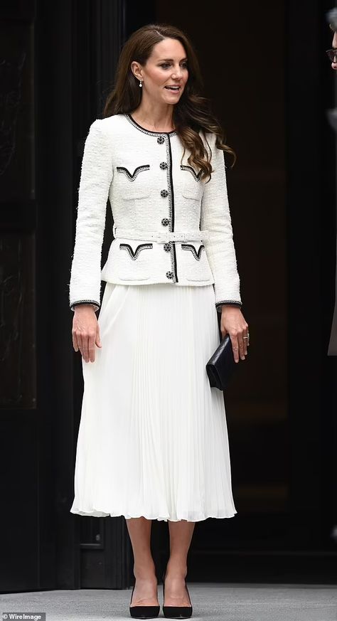 Royals who got Self-Portrait's style memo: Since Kate debuted British brand in 2016, Princess Beatrice, Meghan and Pippa have all got in on the act - and Carole Middleton showed off floral number at Royal Ascot | Daily Mail Online Princess Kate Outfits, Kate Outfits, Kate Middleton Style Outfits, Princesse Kate Middleton, Looks Kate Middleton, Queen Kate, Kate Middleton Outfits, Wales Family, Estilo Real