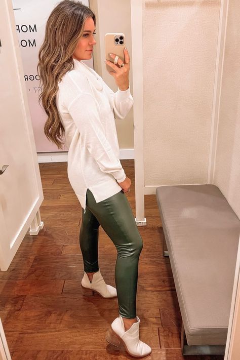 Green Faux Leather Pants, Leather Pants Outfit Winter, Green Leggings Outfit, Faux Leather Pants Outfit, White Leather Pants, Lederhosen Outfit, Outfits Leggins, Faux Leather Leggings Outfit, Pants Outfit Work