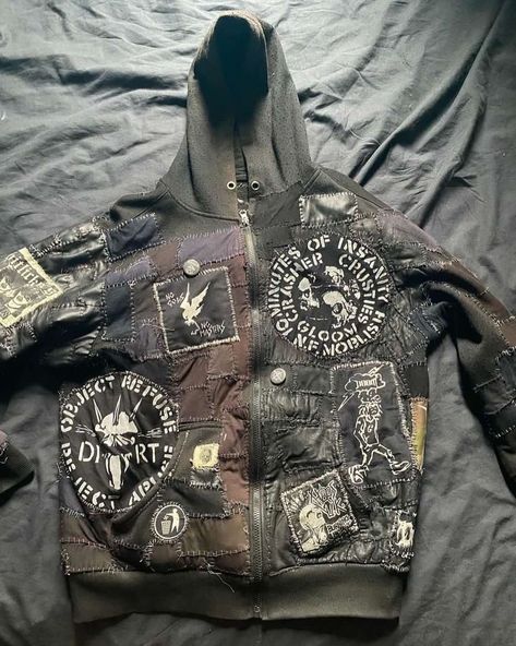 Crust Vest Ideas, Punk Patch Hoodie, Patch Overalls Punk, Studs On Clothes, Crust Punk Hoodie, Crust Punk Shorts, Diy Patch Ideas Punk, Baggy Crust Pants, Crust Punk Diy