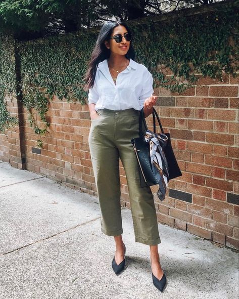 Khaki Linen Pants Outfit, Wide Leg Cropped Pants Outfit, Olive Pants Outfit, Cropped Pants Outfit, Summer Outfit Guide, Khaki Linen Pants, Summer Workwear, Linen Pants Outfit, Olive Pants