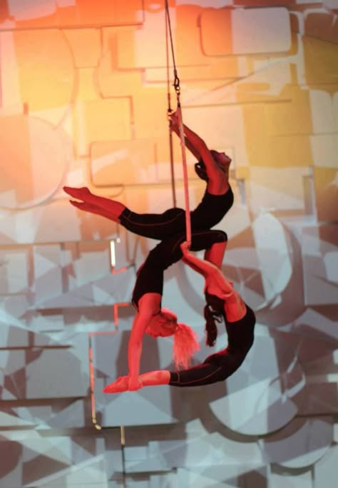 Angelika Kogut trapeze Acrobat Painting, Triple Trapeze, Aerial Hoop Moves, Aerial Hoop Lyra, Lyra Aerial, Aerial Hammock, Aerial Fitness, Aerial Acrobatics, Gymnastics Videos