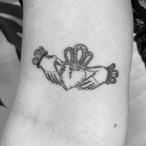 not mine! ig: @ charlieking2000 Claddagh Art, Claddagh Tattoo, Ireland Tattoo, Irish Tattoos, My Tattoo, Line Art Tattoos, Piercing Tattoo, First Tattoo, Pretty Tattoos