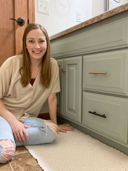 This week I’ve been painting my bathroom cabinets. I’m here to tell you that this doesn’t have to be a scary undertaking. It can be easy, look professional and you can avoid brush strokes!Below I’ve laid out a quick “How to Paint Bathroom Cabinets” tutorial. Here’s the most important piece of advice I have for you: Don’t skip any steps! I’m impatient so many times I want to skip steps like sanding and just get the job done. Don’t do it. Follow the steps to get a perfect finish on your… Maintenance Free Landscaping, Update Bathroom Cabinets, Paint Bathroom Cabinets, Oak Bathroom Cabinets, Bathroom Cabinet Makeover, Home Maintenance Tips, Repurpose Projects, Paint Bathroom, Painted Vanity Bathroom