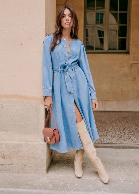 Sézane long-sleeved light blue denim belted dress. Can be worn with tight high boots for an elegant early fall outfit. Sezane Denim, Caterina Dress, Tomboy Shirts, Blue Denim Dress, Early Fall Outfit, Printed Denim, Light Blue Denim, Light Denim, Denim Outfit