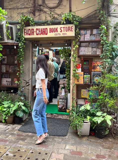 Daryaganj Book Market, Korean Bookstore Aesthetic, Faqir Chand Bookstore Aesthetic, Sarojini Nagar Market Aesthetic, Khan Market Aesthetic, Fakir Chand Book Store, Faqir Chand Bookstore, Bookstore Owner Aesthetic, Used Bookstore Aesthetic